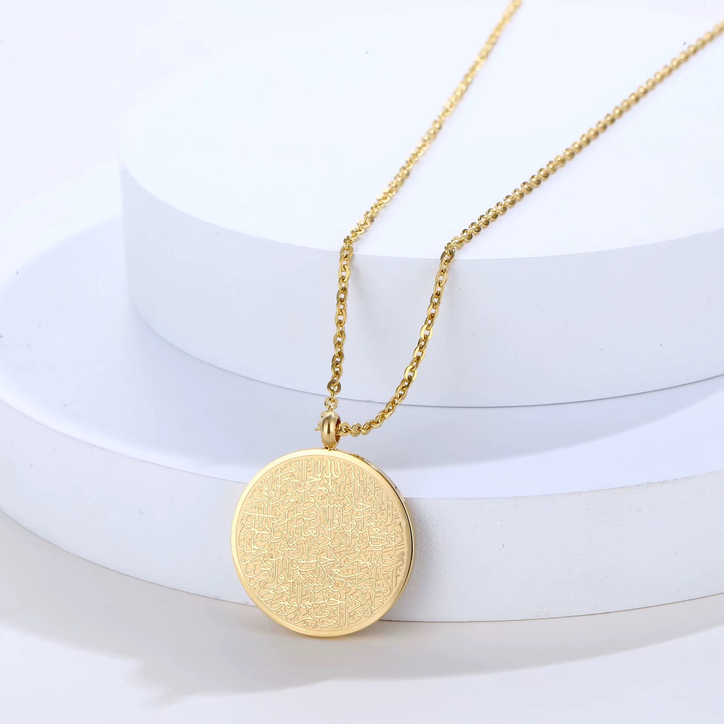 Pendentif Rond Doré Gravé – Collier de Foi Musulmane